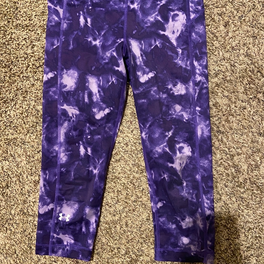 TIE DYE UNDER ARMOUR CROPPED LEGGINGS